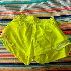 highlight yellow lululemon hotty hot shorts size 2, 4 inch